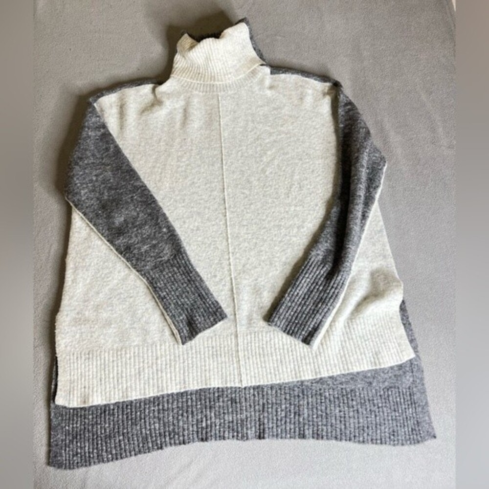 Athleta Sweater Womens Small Gray and Ivory Merino Wool Turtleneck Pullover Sz M